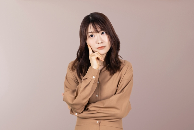 考える女性の写真フリー画像